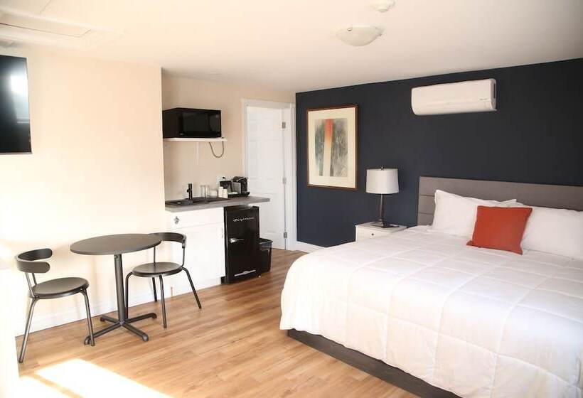 Loyalist Inn & Suites