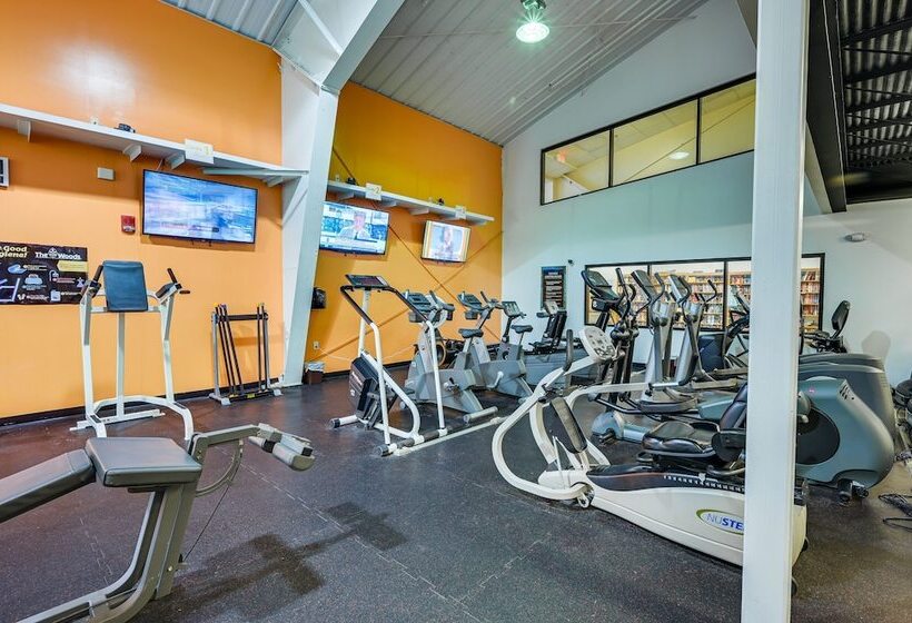 The Woods Cabin W/ Hot Tub & Golf Course Access!