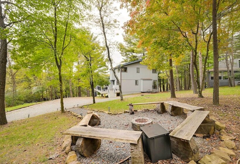 The Woods Cabin W/ Hot Tub & Golf Course Access!