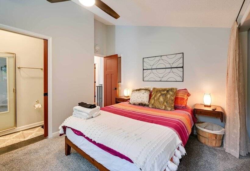 The Woods Cabin W/ Hot Tub & Golf Course Access!