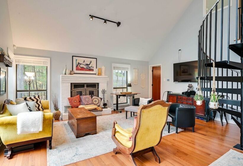 The Woods Cabin W/ Hot Tub & Golf Course Access!