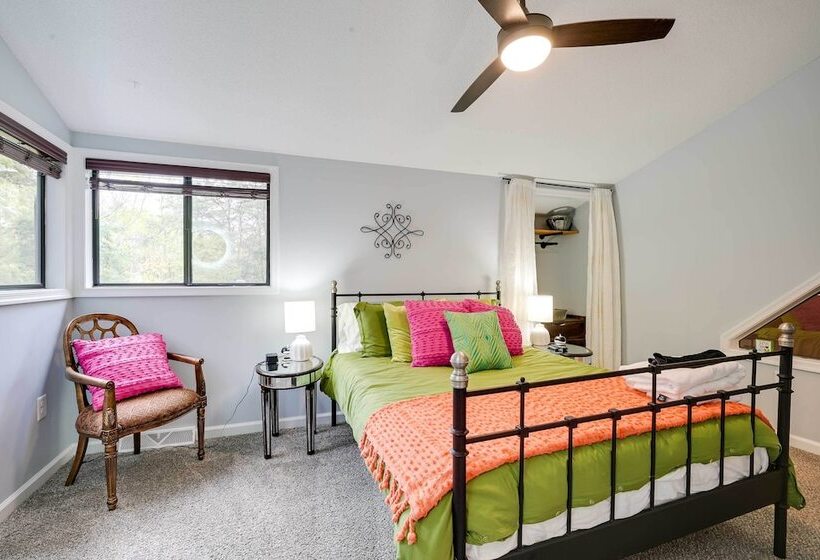 The Woods Cabin W/ Hot Tub & Golf Course Access!