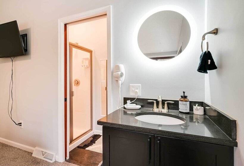 The Woods Cabin W/ Hot Tub & Golf Course Access!