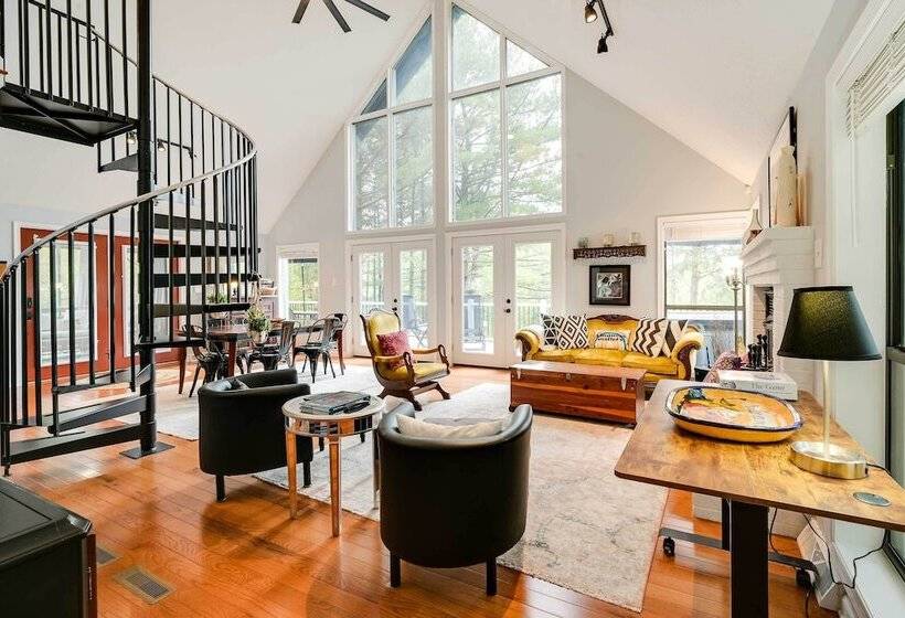 The Woods Cabin W/ Hot Tub & Golf Course Access!