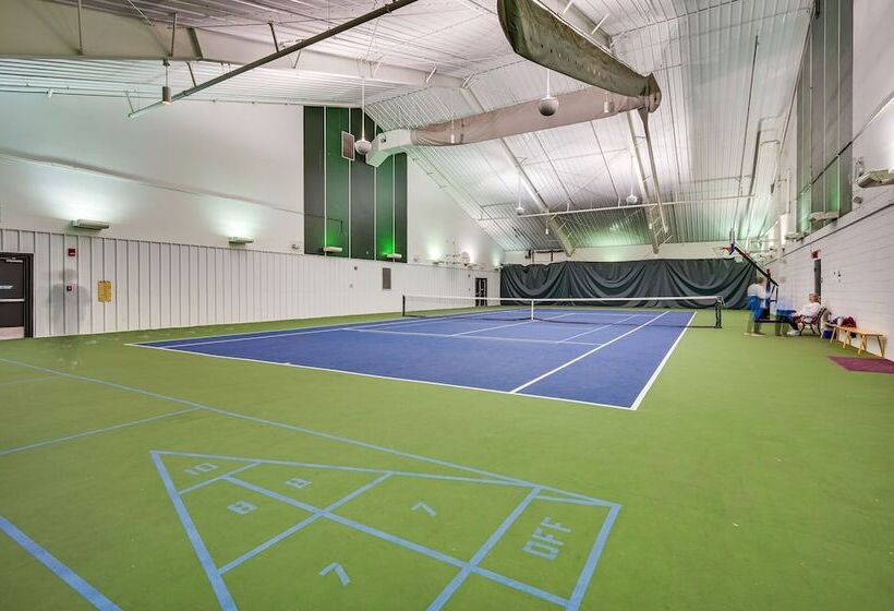 The Woods Cabin W/ Hot Tub & Golf Course Access!