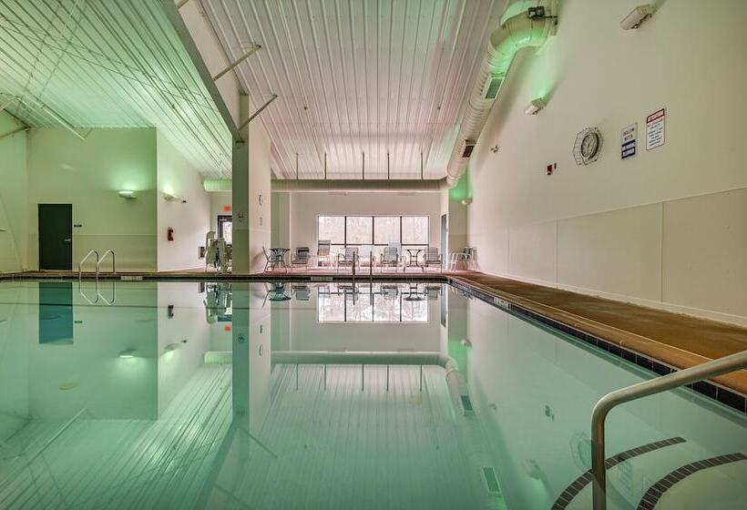 The Woods Cabin W/ Hot Tub & Golf Course Access!