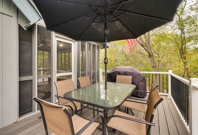 The Woods Cabin W/ Hot Tub & Golf Course Access!