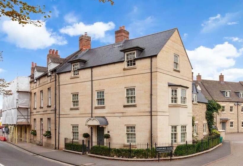 The Woodstock Hideaway   Breathtaking 4bdr House