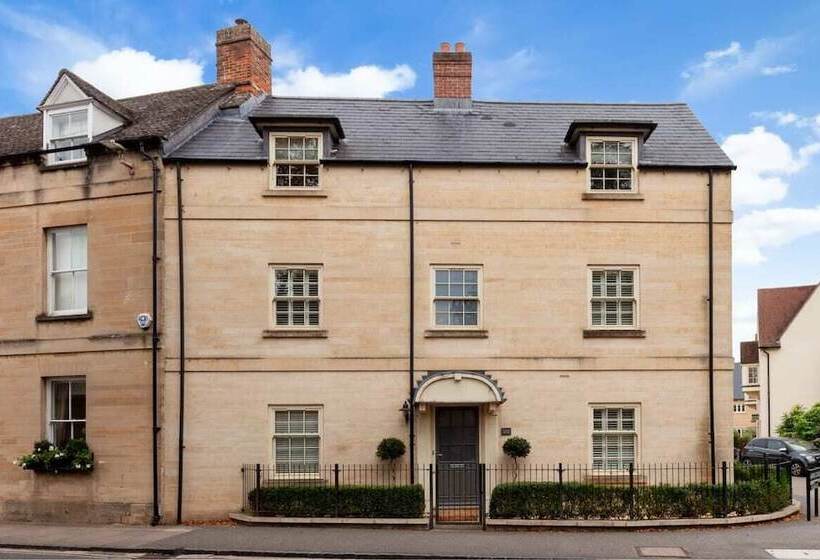 The Woodstock Hideaway   Breathtaking 4bdr House