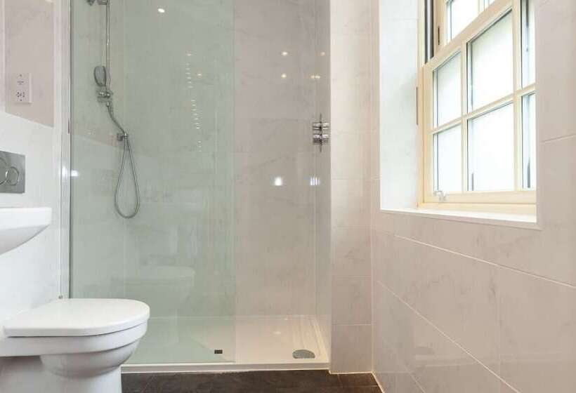 The Woodstock Hideaway   Breathtaking 4bdr House