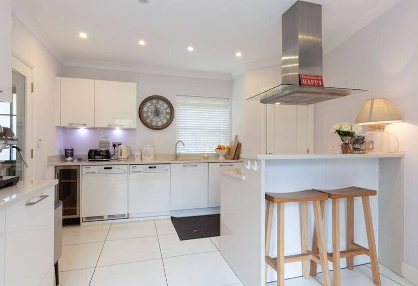 The Woodstock Hideaway   Breathtaking 4bdr House