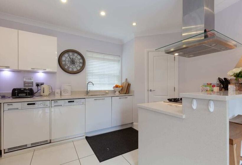 The Woodstock Hideaway   Breathtaking 4bdr House