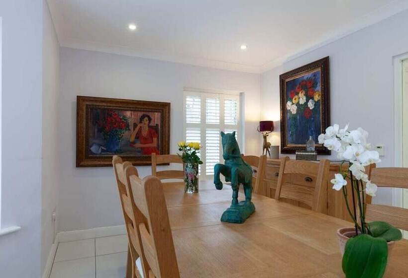 The Woodstock Hideaway   Breathtaking 4bdr House