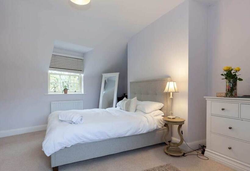 The Woodstock Hideaway   Breathtaking 4bdr House