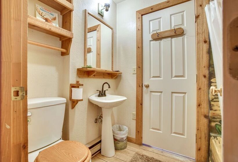 Tree Lined Mccall Cabin: Walk To Payette River!