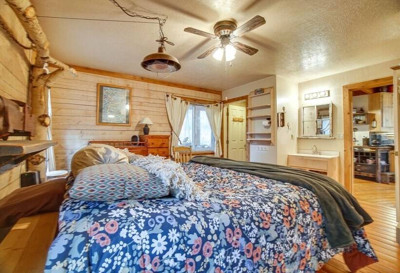 Tree Lined Mccall Cabin: Walk To Payette River!