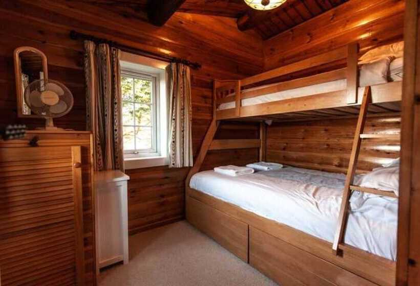 Two Bed Log Cabin In The Mountains