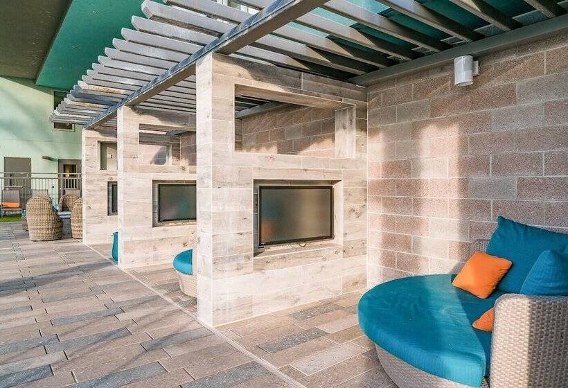 Two Modern Cozysuites At Town Lake Waterfront