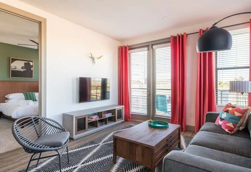 Two Modern Cozysuites At Town Lake Waterfront