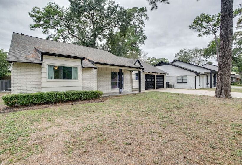 Houston Home W/ Patio ~ 14 Mi To Downtown!