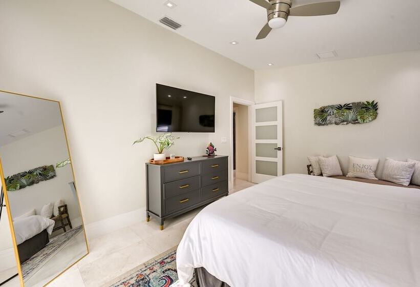 Updated Naples Retreat W/ Private Pool & Patio!