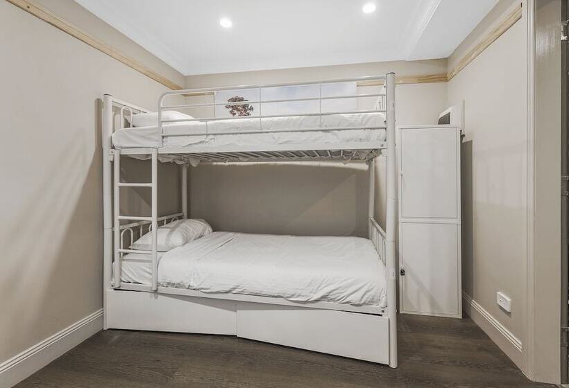 هاستل Venus Surry Hills   Female Only