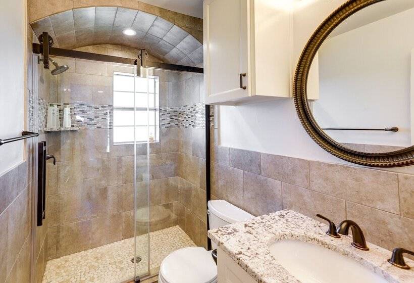 Vibrant Home W/ Patio: 5 Mi To Downtown Austin!