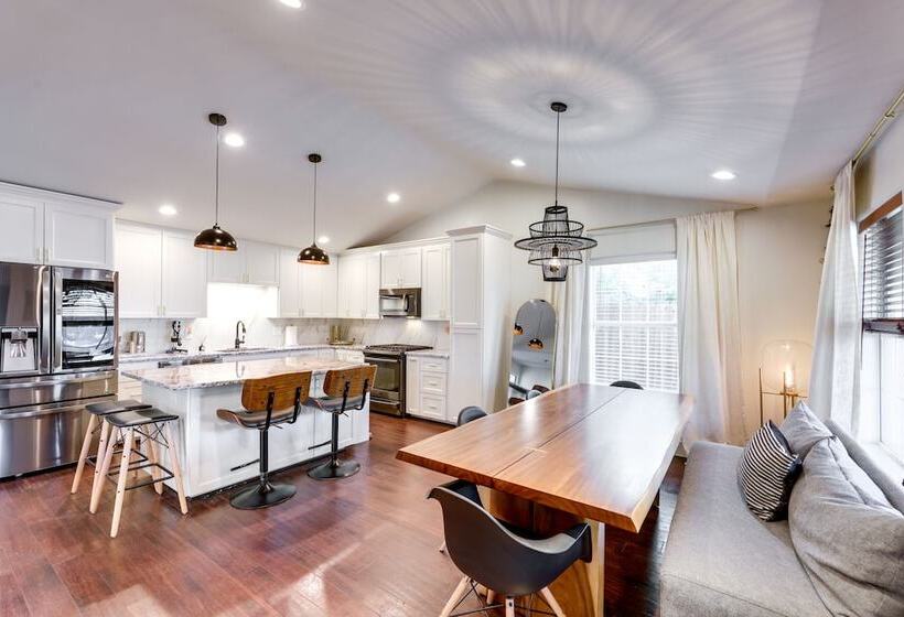 Vibrant Home W/ Patio: 5 Mi To Downtown Austin!