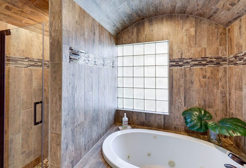 Vibrant Home W/ Patio: 5 Mi To Downtown Austin!