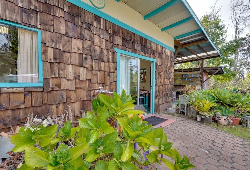 Vibrant Captain Cook Home W/ Lanai & Steam Room!