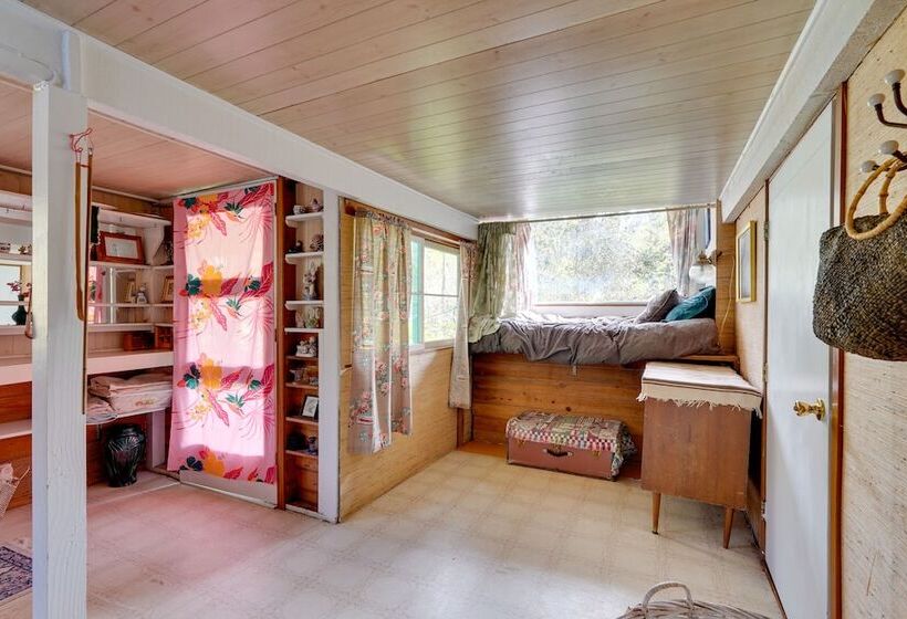 Vibrant Captain Cook Home W/ Lanai & Steam Room!