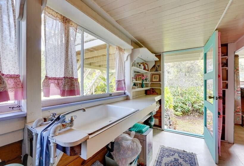 Vibrant Captain Cook Home W/ Lanai & Steam Room!