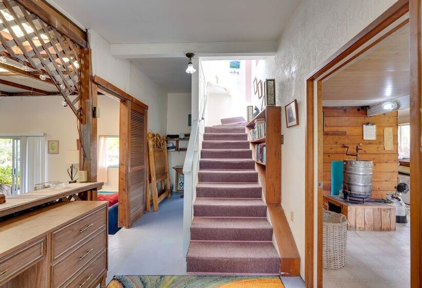 Vibrant Captain Cook Home W/ Lanai & Steam Room!