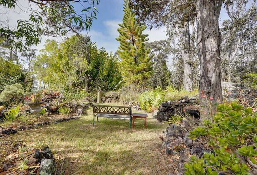 Vibrant Captain Cook Home W/ Lanai & Steam Room!