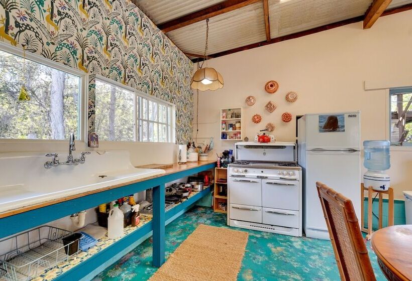 Vibrant Captain Cook Home W/ Lanai & Steam Room!