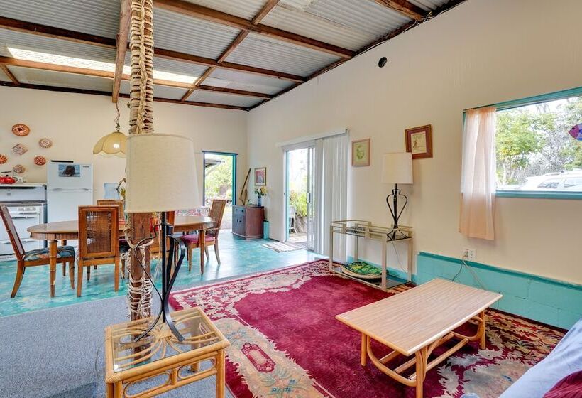 Vibrant Captain Cook Home W/ Lanai & Steam Room!