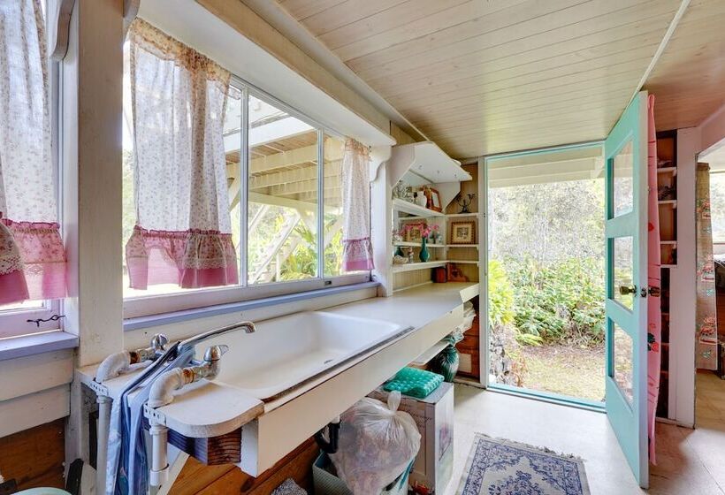 Vibrant Captain Cook Home W/ Lanai & Steam Room!