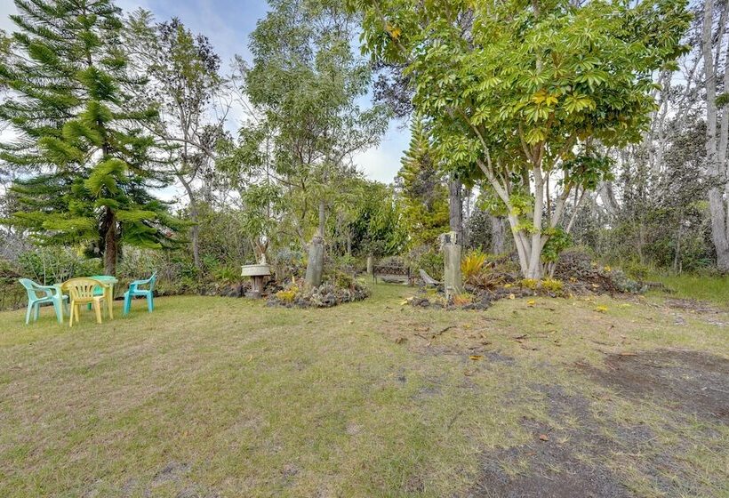 Vibrant Captain Cook Home W/ Lanai & Steam Room!