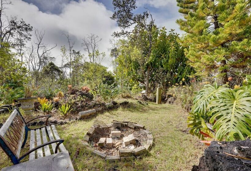 Vibrant Captain Cook Home W/ Lanai & Steam Room!