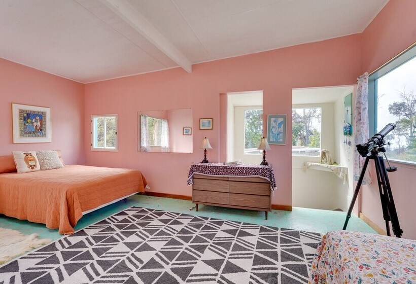 Vibrant Captain Cook Home W/ Lanai & Steam Room!