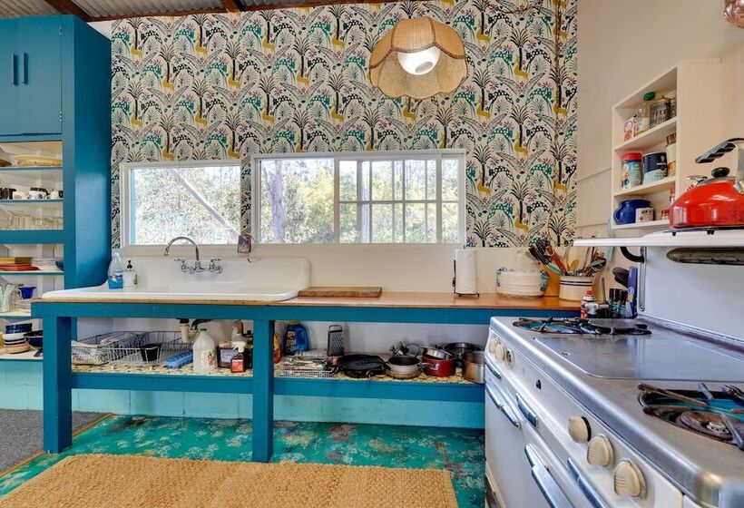 Vibrant Captain Cook Home W/ Lanai & Steam Room!