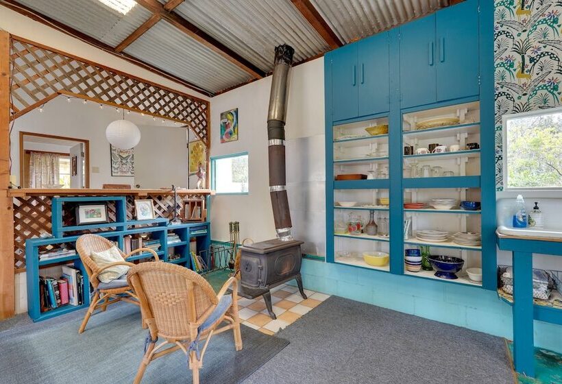 Vibrant Captain Cook Home W/ Lanai & Steam Room!