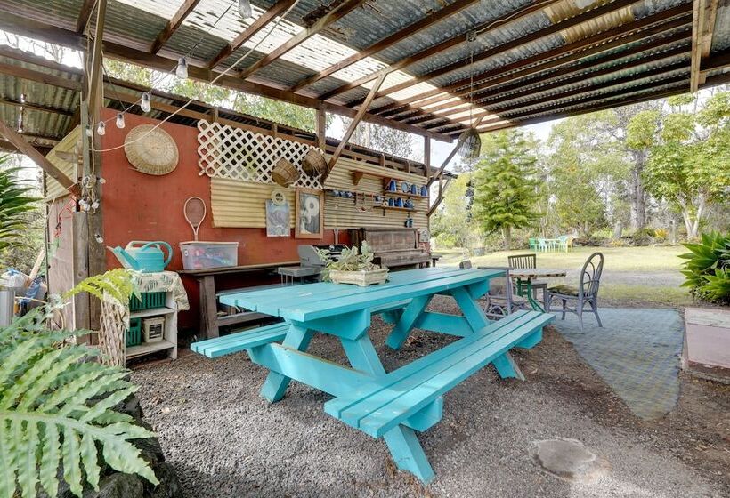 Vibrant Captain Cook Home W/ Lanai & Steam Room!