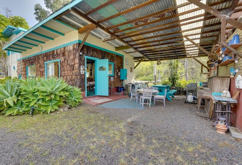 Vibrant Captain Cook Home W/ Lanai & Steam Room!