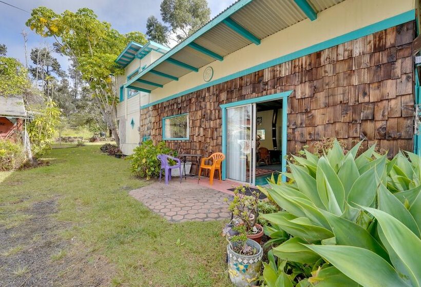 Vibrant Captain Cook Home W/ Lanai & Steam Room!