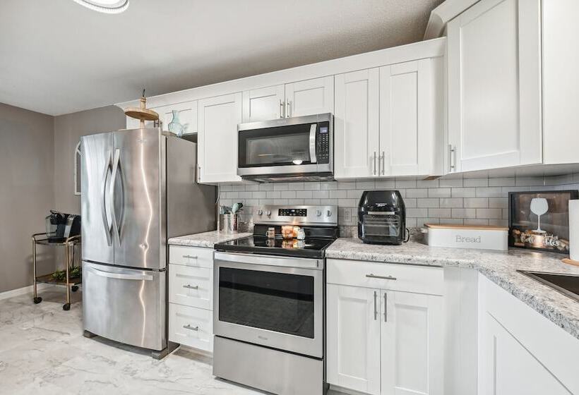 Vine Grove Home W/ Deck, 4 Mi To Saunders Springs!