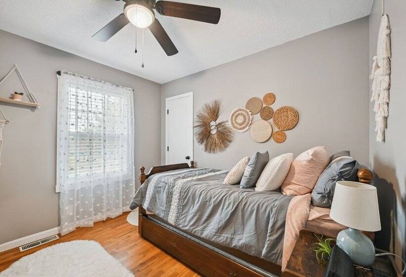 Vine Grove Home W/ Deck, 4 Mi To Saunders Springs!