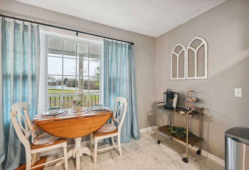 Vine Grove Home W/ Deck, 4 Mi To Saunders Springs!