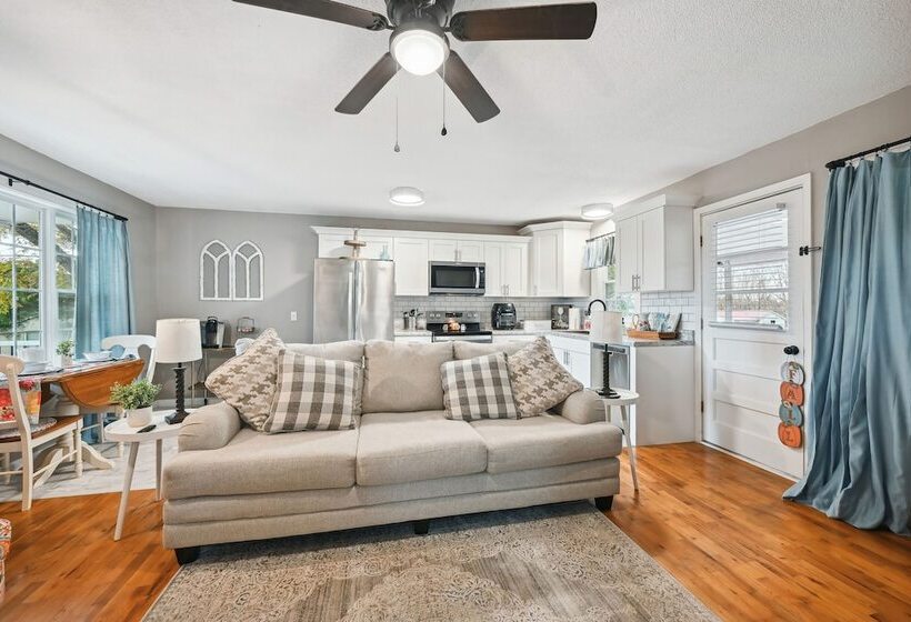 Vine Grove Home W/ Deck, 4 Mi To Saunders Springs!