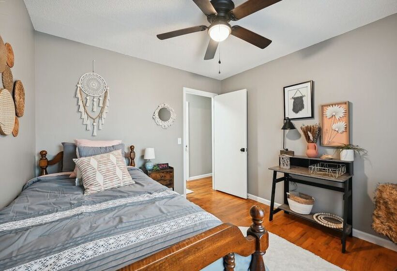 Vine Grove Home W/ Deck, 4 Mi To Saunders Springs!